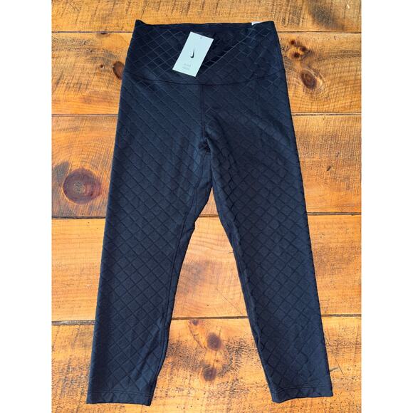 NWT Womens Nike Yoga‎ Luxe High Rise Black Capri Length Leggings Size Medium - Picture 1 of 9